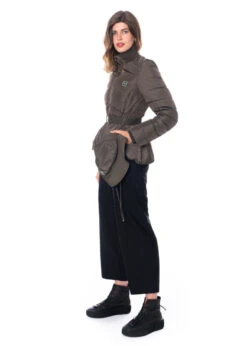 HIGH, Taillierte Daunenjacke Intellectual Mit Gürtel Und Bucket Hat