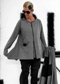 PLUSLAVIE PLÜ, Mantel B LONG -Kleider Geschaft pl close up 3