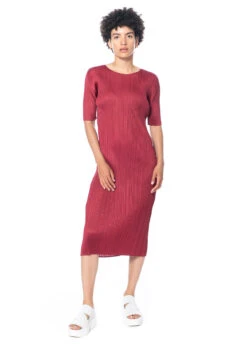 PLEATS PLEASE ISSEY MIYAKE, Komfortables Kleid MAY In Bordeaux