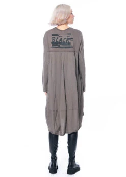 Studiob3, Kleid Mit Schwarzem Druck Auf Der Rückseite Savara -Kleider Geschaft savara 36 38 taupe 3